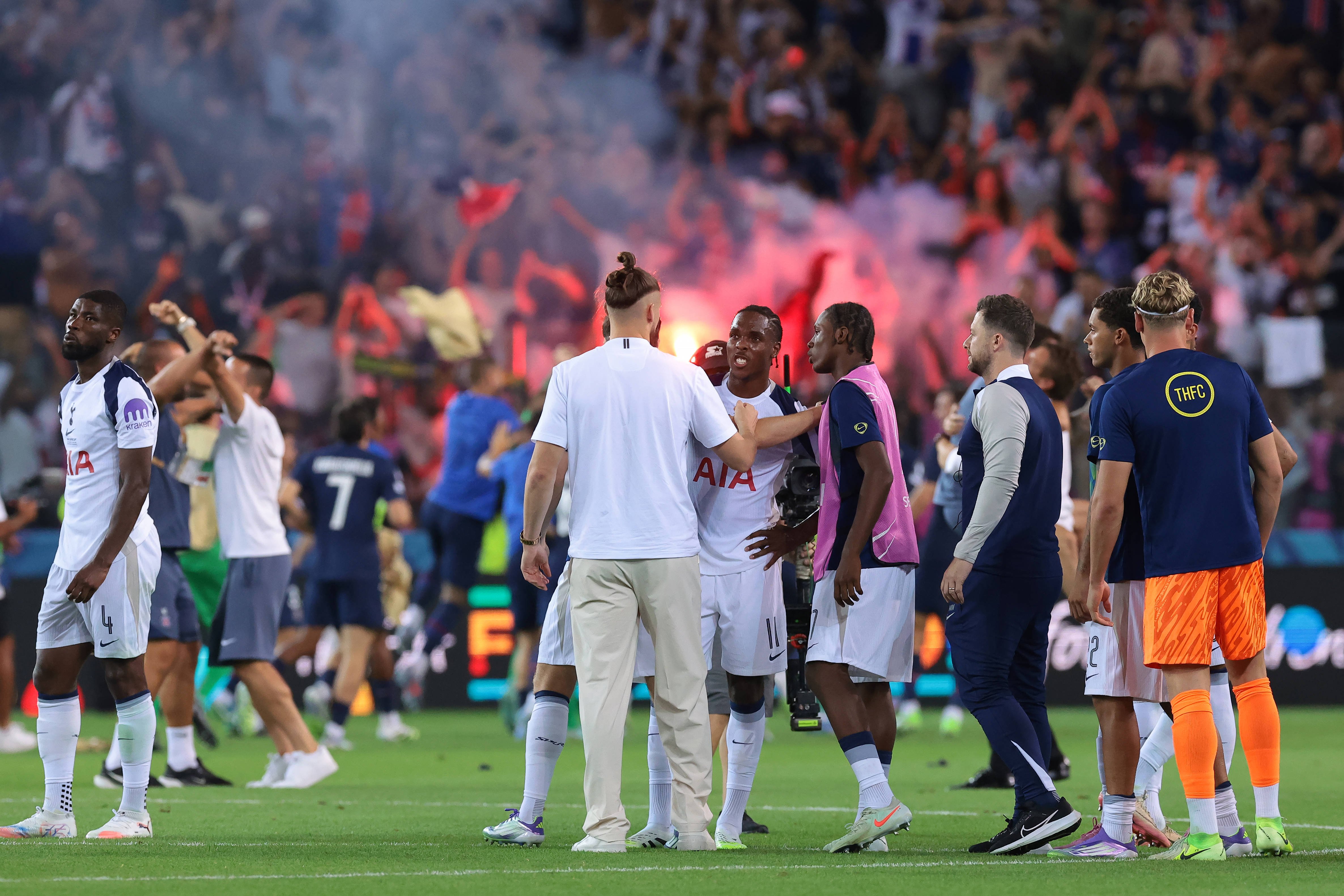 OUT! Rivalul lui Drăgușin de la Tottenham a semnat cu o rivală din Premier League