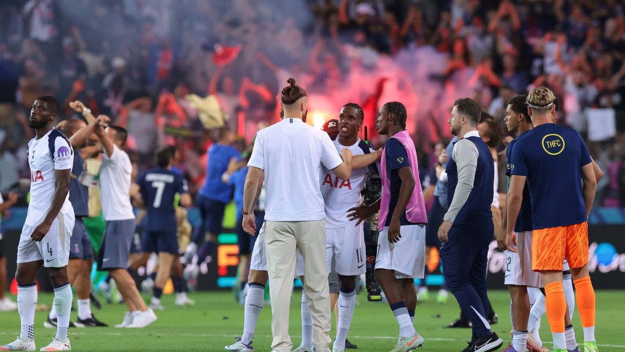 OUT! Rivalul lui Drăgușin de la Tottenham a semnat cu o rivală din Premier League
