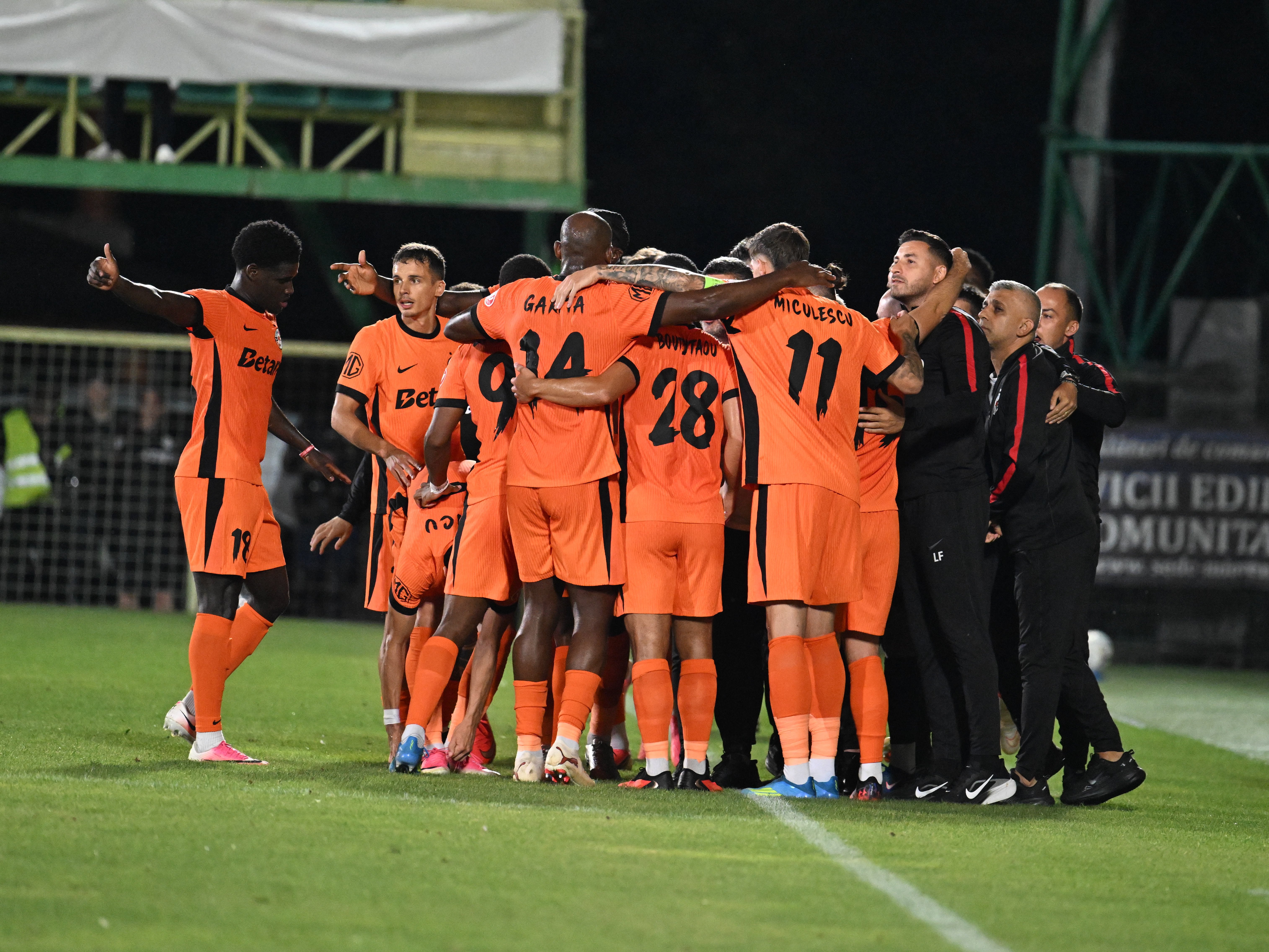 Gestul făcut de jucătorii FCSB după golurile lui Miculescu cu FC Argeș. Ce s-a întâmplat la marginea gazonului