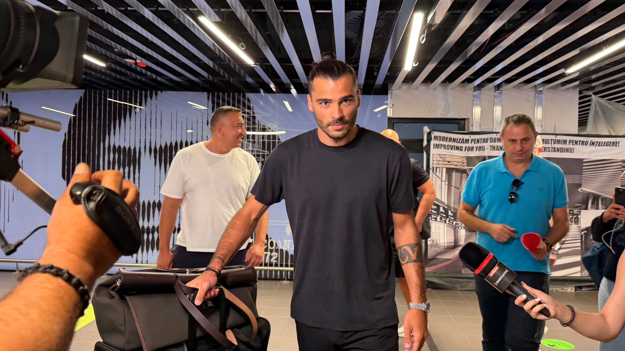 Karlo Muhar a sosit la București! Primele imagini cu noul mijlocaș de la FCSB