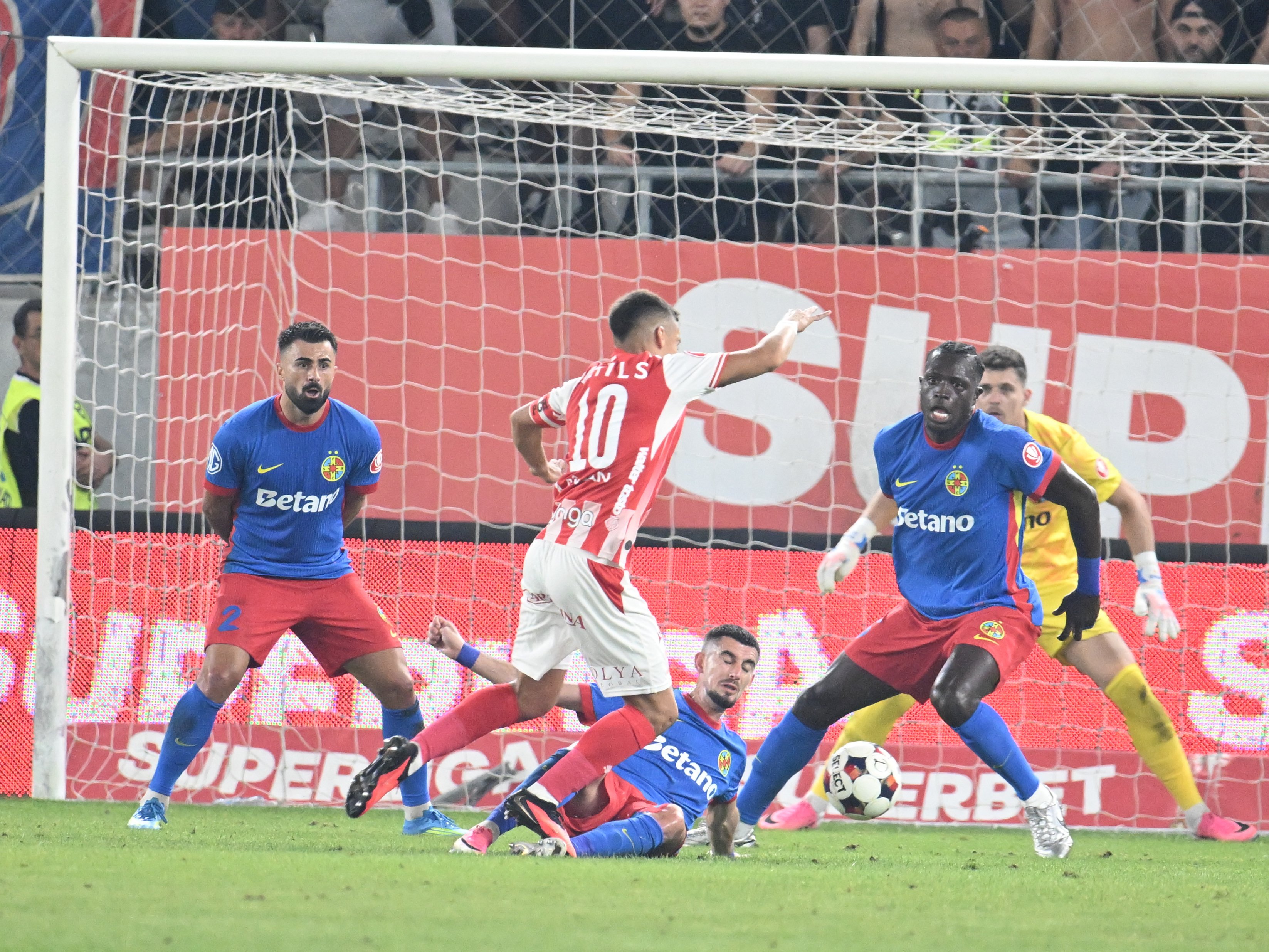 ACUM: Dinamo - FCSB 1-0, pe Sport.ro. „Câinii”, aproape de lovitura decisivă! Oaspeții sunt în 10