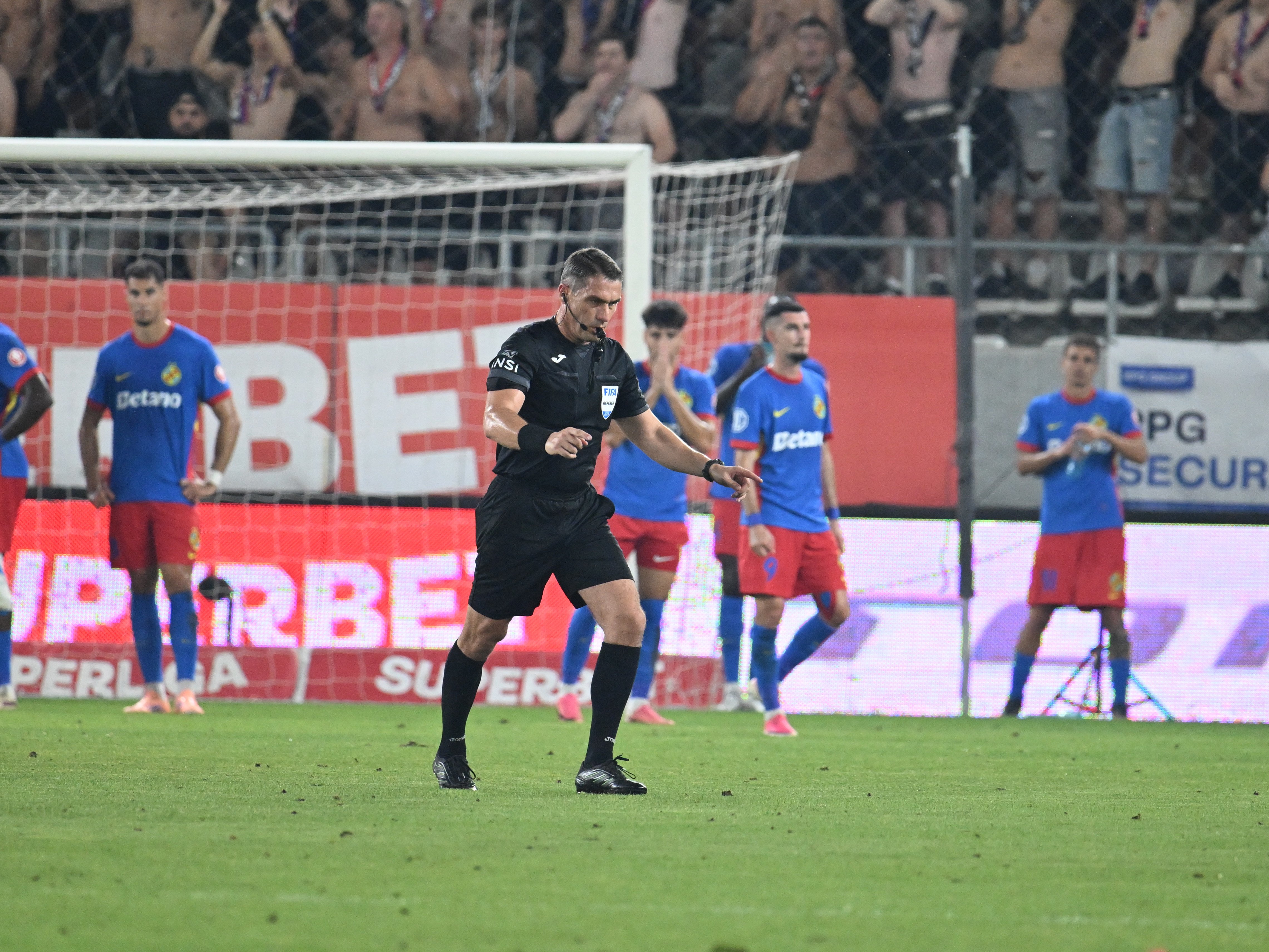 Repriza de coșmar a lui Istvan Kovacs, cadru cu cadru. VAR-ul a fost decisiv în Dinamo - FCSB