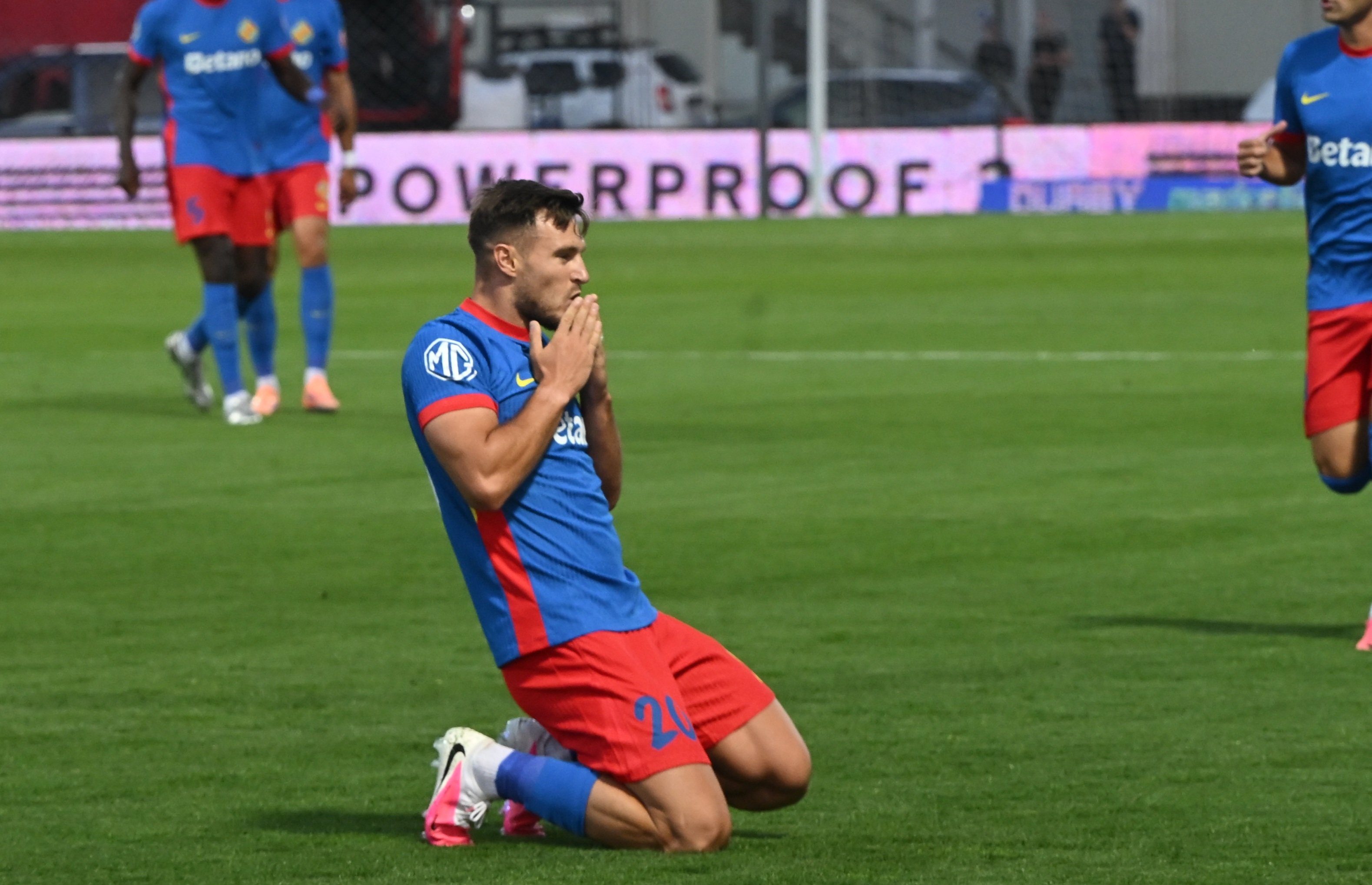 A văzut ce i se întâmplă lui Dennis Politic la FCSB și a răbufnit: "Asta demonstrează ce atmosferă proastă e acolo"