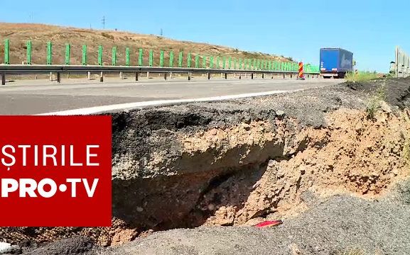 Autostrada care se surpă de când a fost inaugurată. S-a format un crater adânc de un metru, dar nu poate fi reparată momentan
