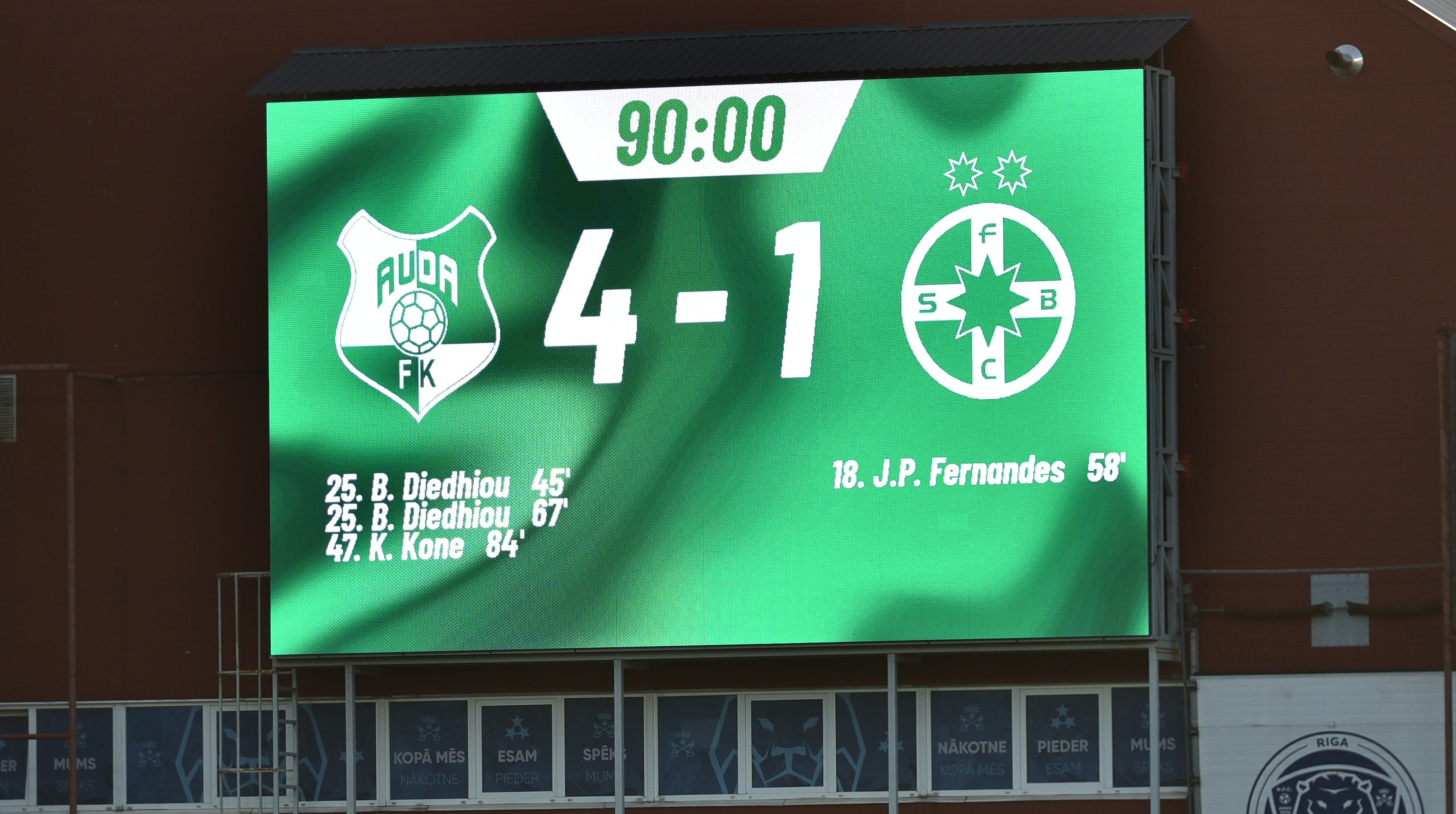 Superliga, la ani lumină de fotbalul mare