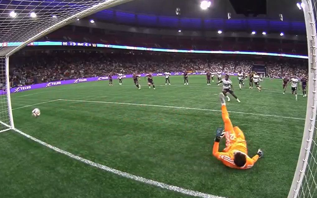 Penalty-ul care a făcut înconjurul lumii: mingea a depășit linia doar 0,2 secunde, fără să atingă plasa sau bara! ”Unic”