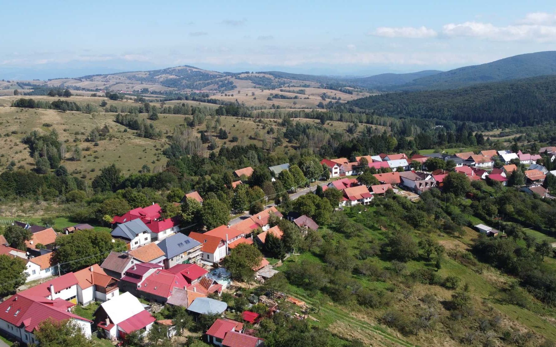 Comuna fără niciun elev, unde statul construiește o școală și primarul vine la birou cu elicopterul. Miliarde pe sate fantomă