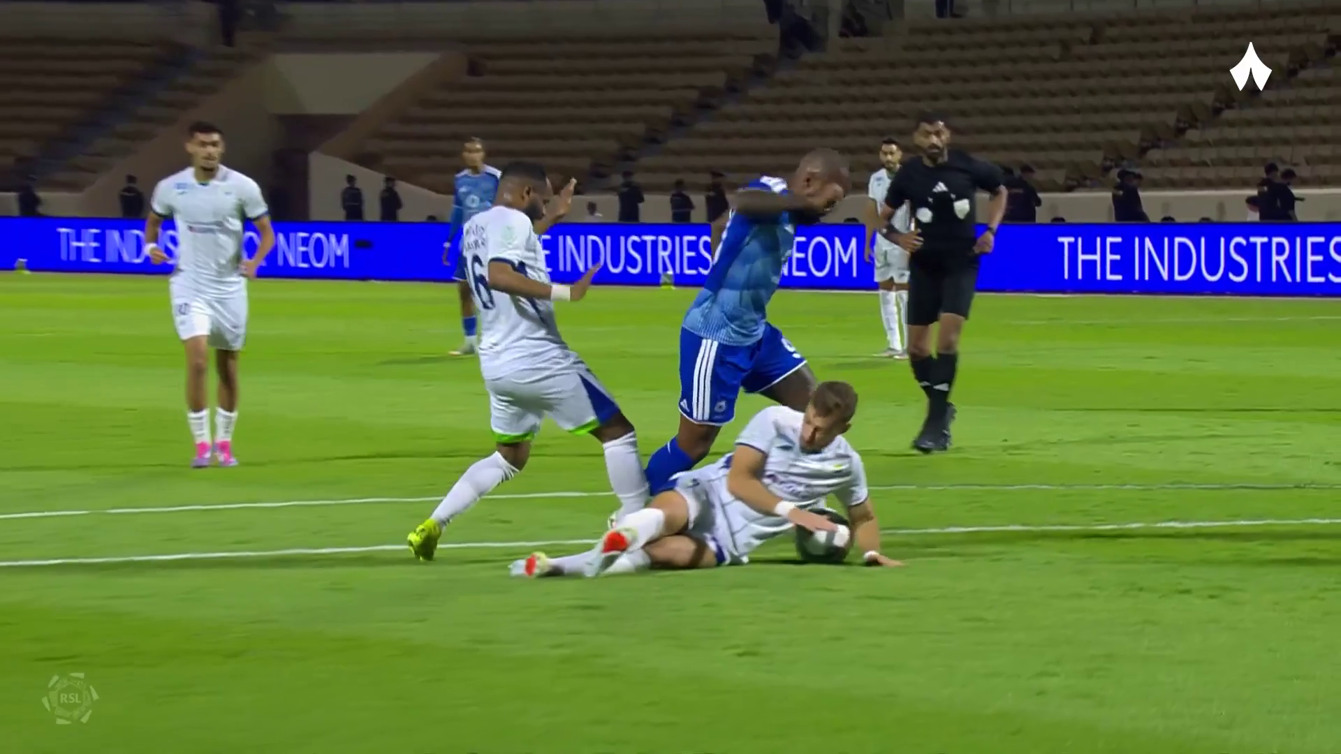 Nu i-a venit să creadă! Lixandru și-a pus mâinile în cap după duelul cu Lacazette și decizia arbitrului