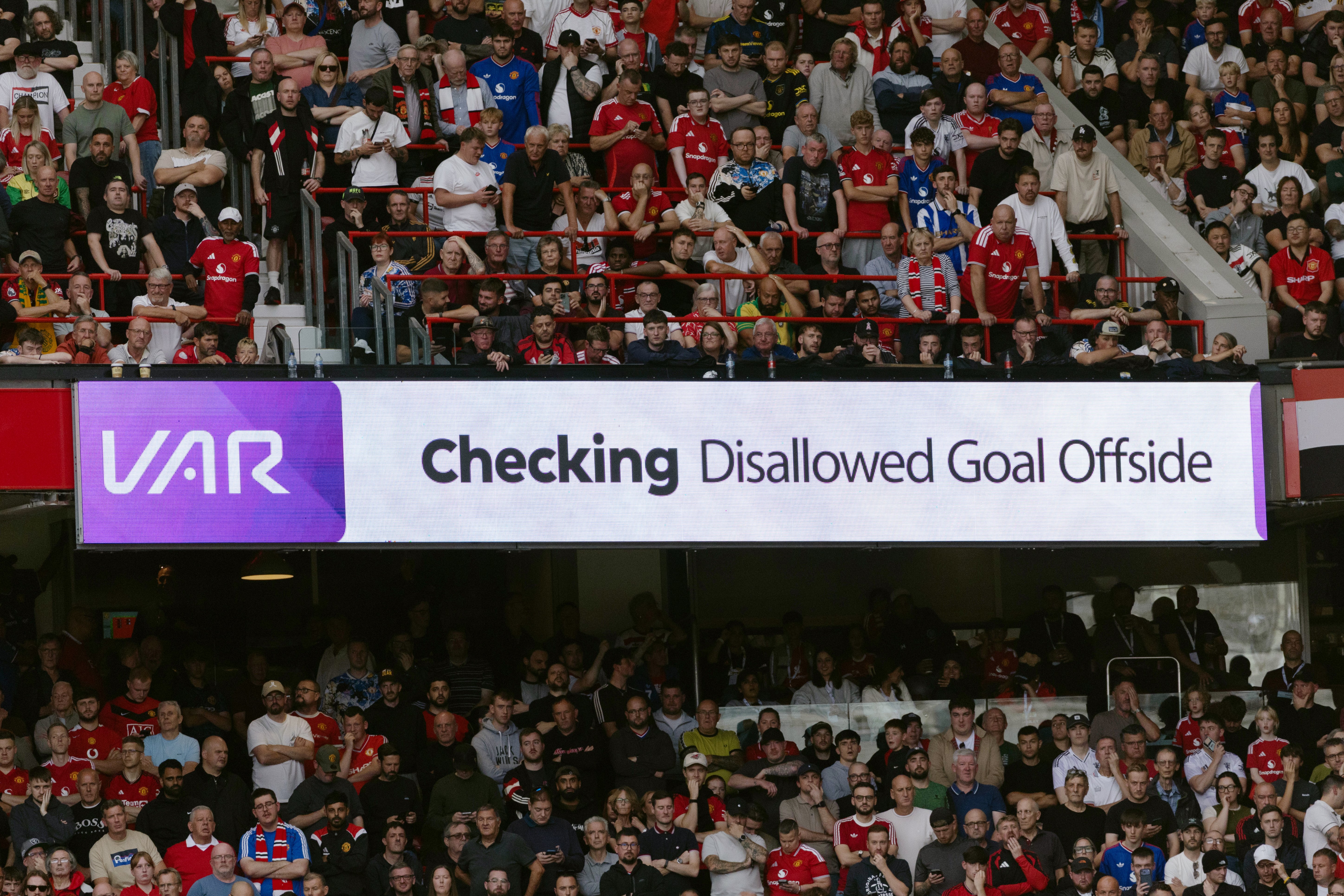 "Renunțați la VAR!" Legenda din Premier League a explodat după gafa majoră de la Manchester United - Manchester City