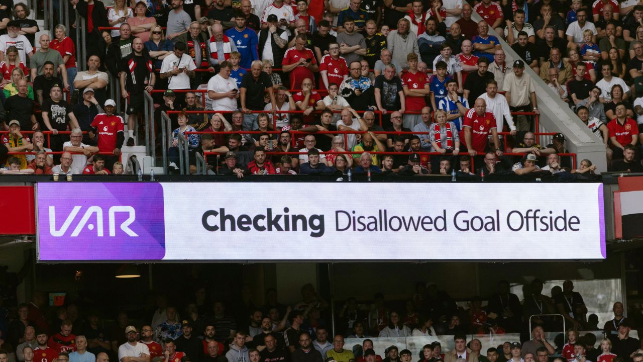 "Renunțați la VAR!" Legenda din Premier League a explodat după gafa majoră de la Manchester United - Manchester City
