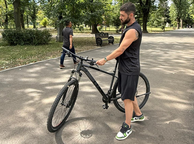 NTERVIU cu Mihai Răduț, în parc. A venit pe bicicletă și și-a povestit pentru Sport.ro viața din prezent: "Am cu familia un hotel în Germania. Sunt și model la nevoie"