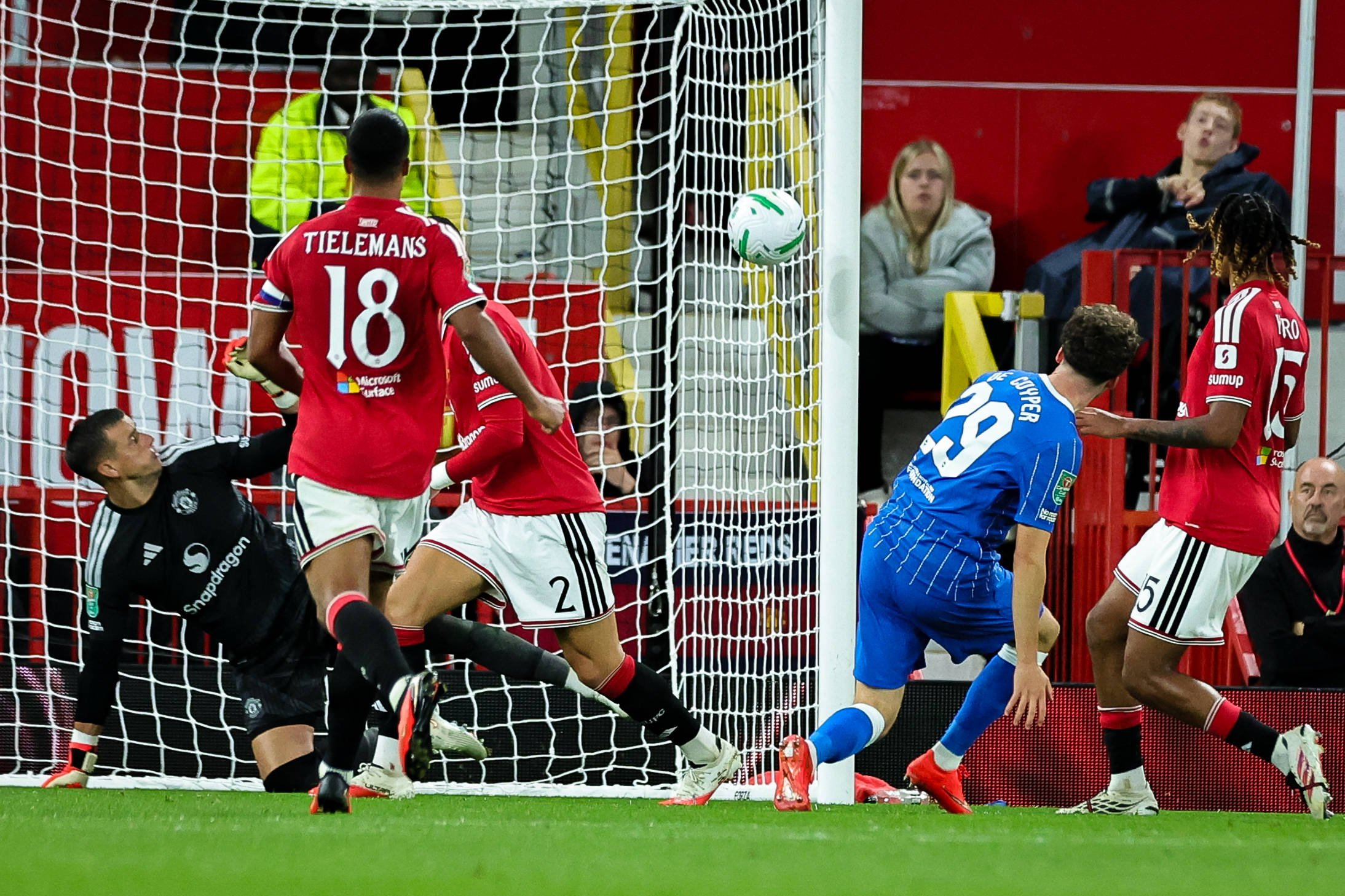 Brighton a învins-o pe Manchester United chiar pe ”Old Trafford”! Remontada de excepție pentru adversara Universității Craiova