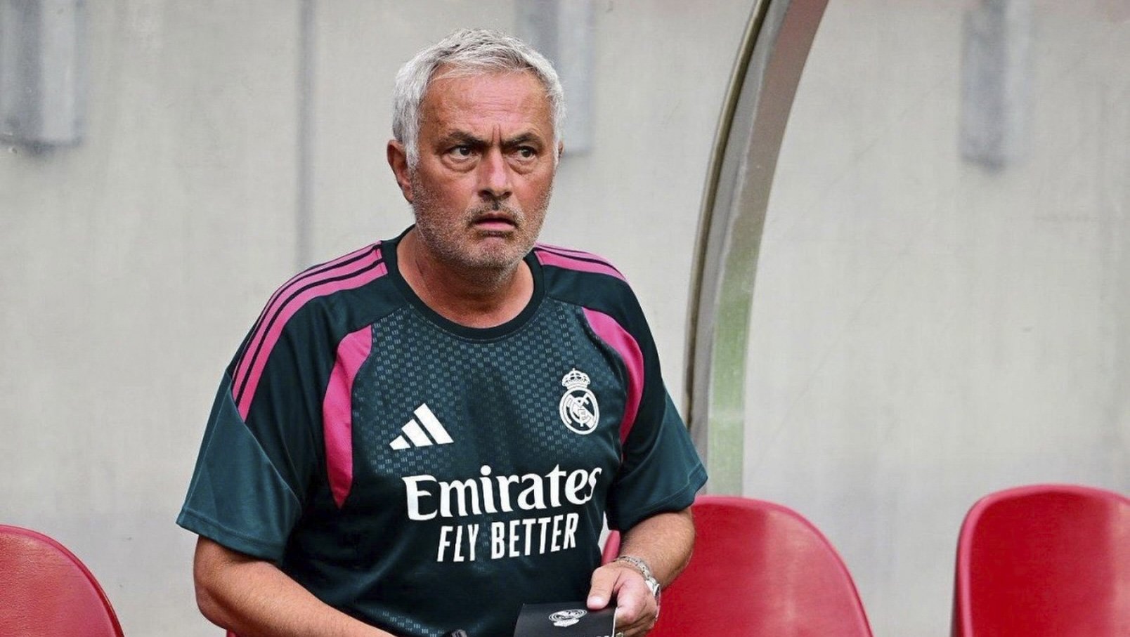 Mourinho își smulge părul din cap: Real o dă în bară, la propriu, iar Barcelona atinge o bornă istorică