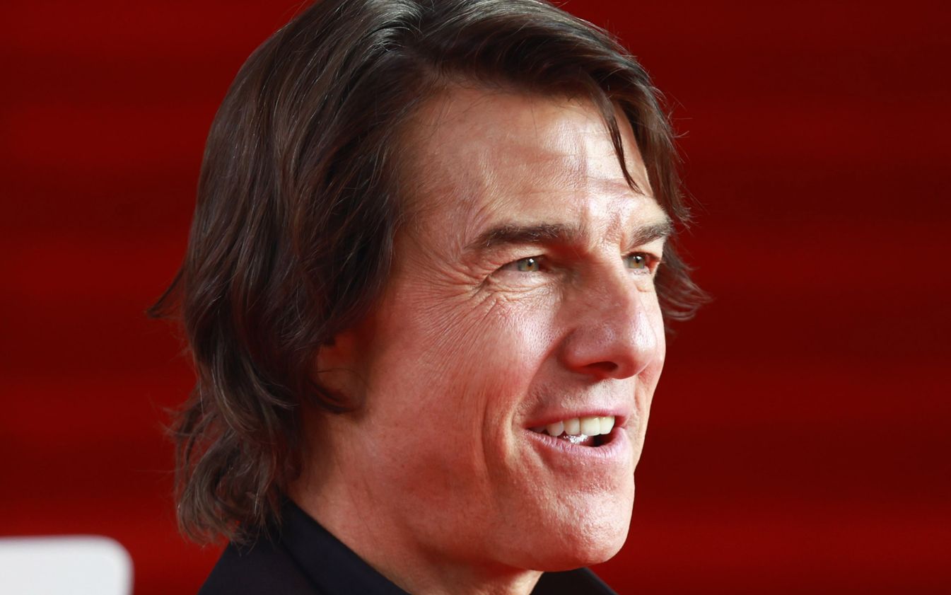 „Ai aproape 70 de ani, unchiule. Mai calmează-te." Tom Cruise, desființat după ce s-a dezbrăcat la 64 de ani pe coperta unei reviste: „Mai bine își ținea cămașa închisă!”