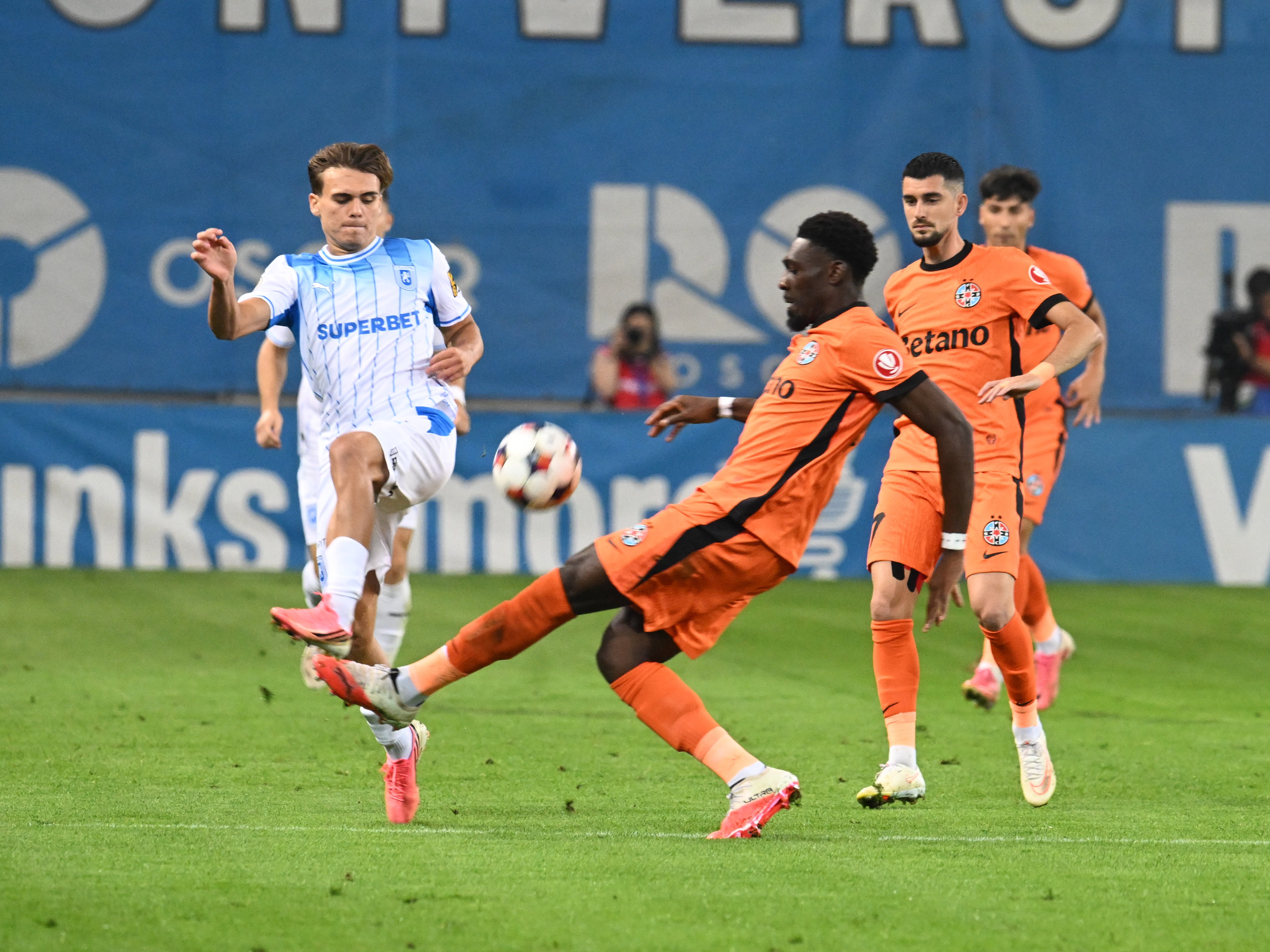 Universitatea Craiova - FCSB 2-0, ACUM Sport.ro. Al Hamlawi face „dubla” înainte de pauză