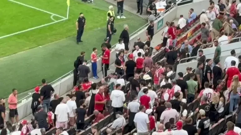 Panică la Dinamo - Farul! Suporterii gazdelor, asediați cu torțe