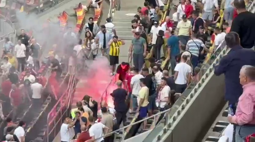 Fanii lui Dinamo, sub asediul torțelor pe Arena Națională! O femeie a avut nevoie de îngrijiri medicale