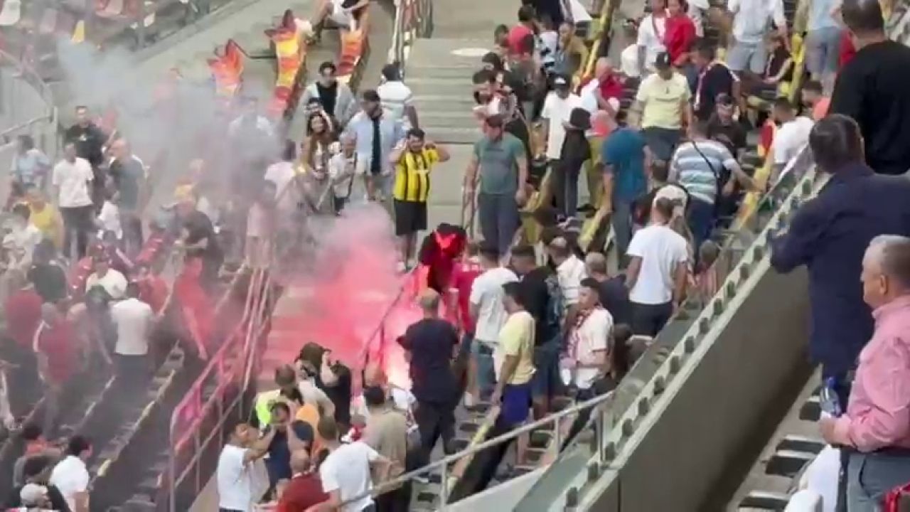 Fanii lui Dinamo, sub asediul torțelor pe Arena Națională! O femeie a avut nevoie de îngrijiri medicale