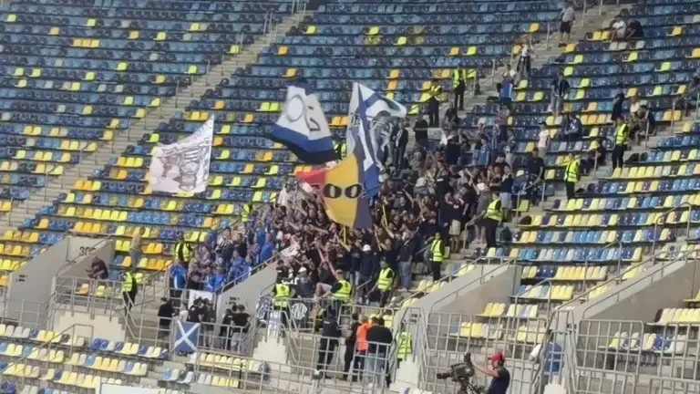 Fanii lui Dinamo, sub asediul torțelor în meciul cu Farul