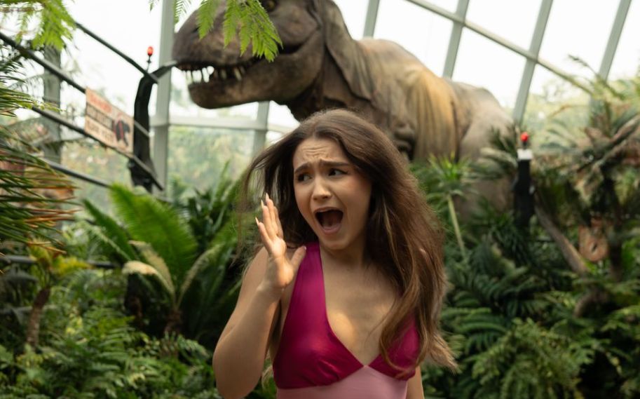 Doi influenceri din România, lună de miere la Jurassic World. ”Este absolut SF”