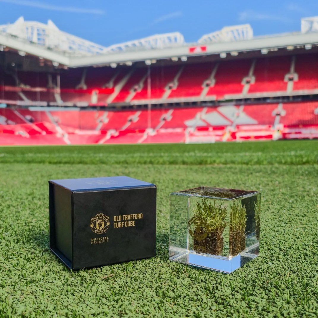 Se vinde gazonul de pe Old Trafford! Cât costă o bucată