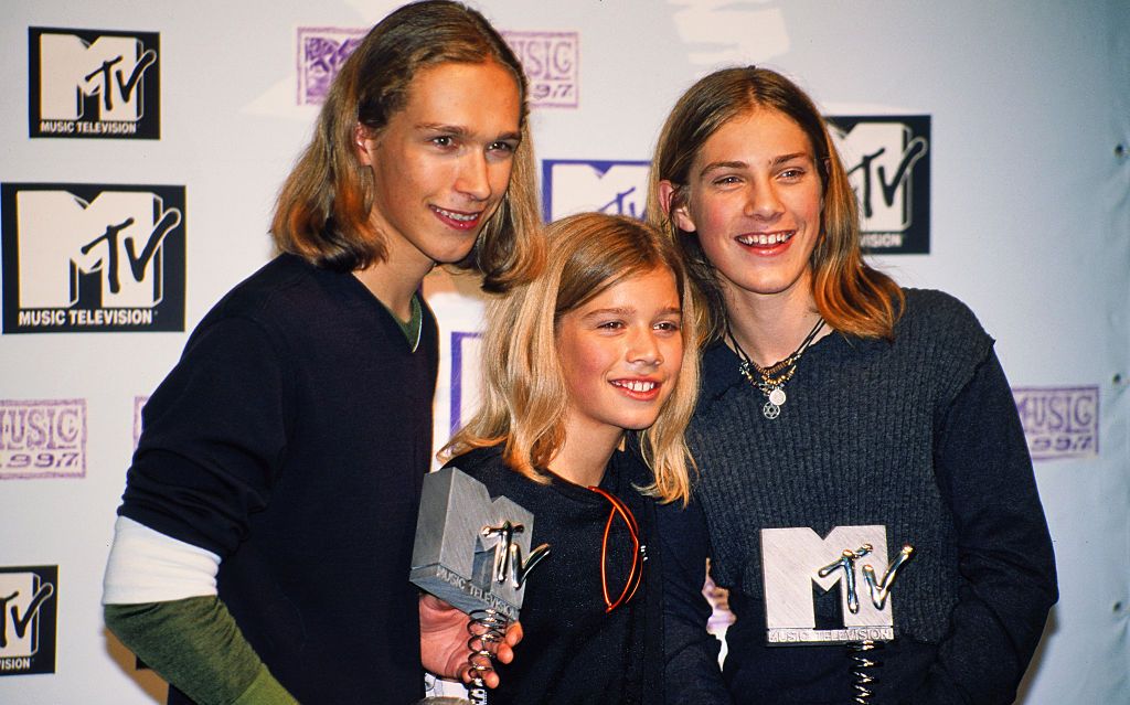 Îi mai țineți minte pe Hanson Brothers și hit-ul lor din '97, ”MMMBop”? Cum arată cei trei frați 30 de ani mai târziu