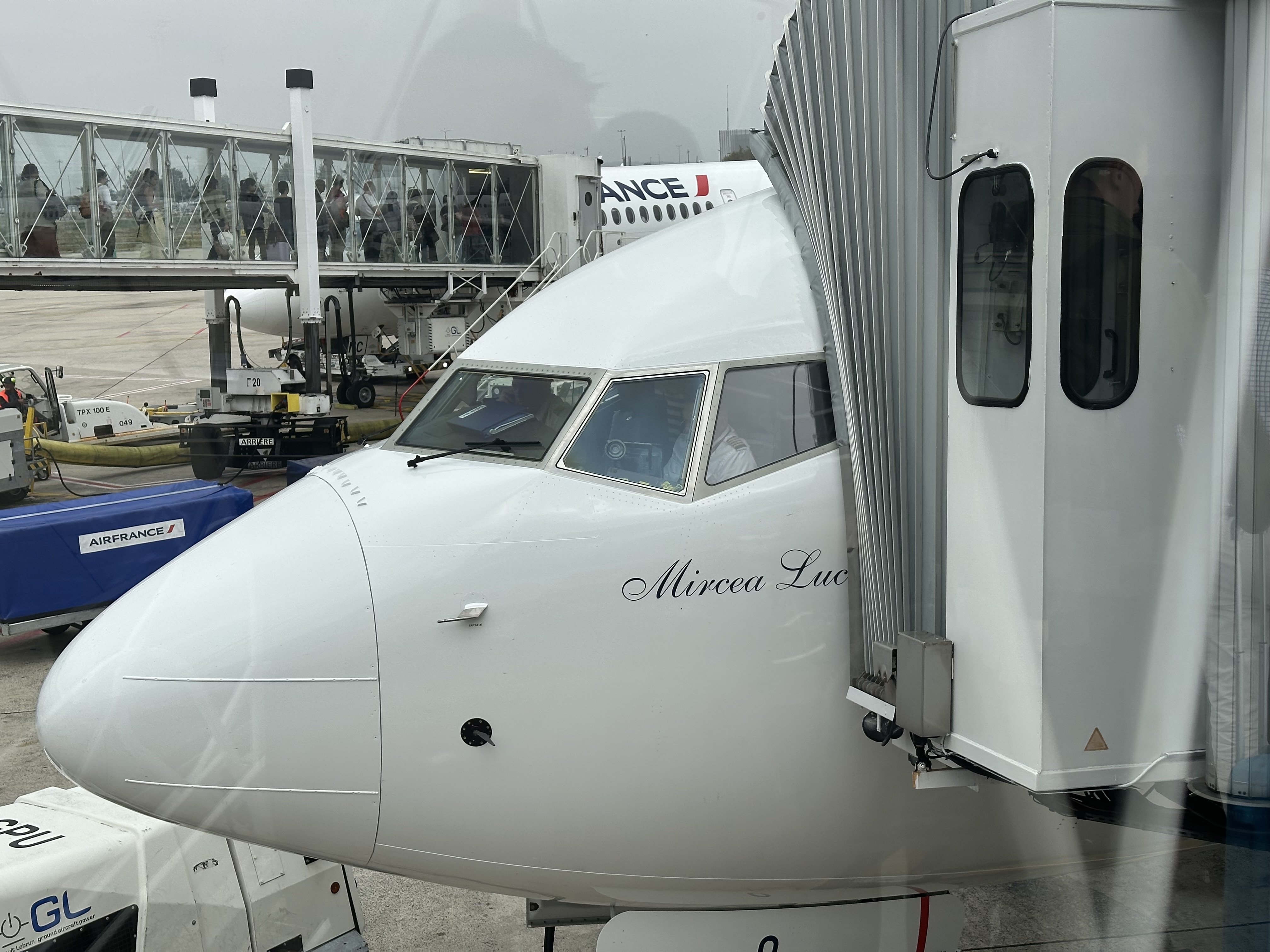 Greu de întâlnit în România! Cum este să zbori cu aeronava "Mircea Lucescu" din flota TAROM