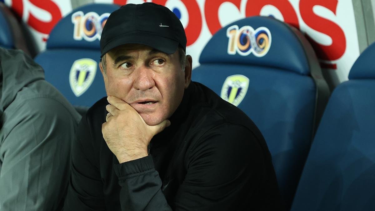 Paradoxul Hagi: cel mai mare fotbalist al României tocmai a intrat în istoria neagră a naționalei, ca selecționer