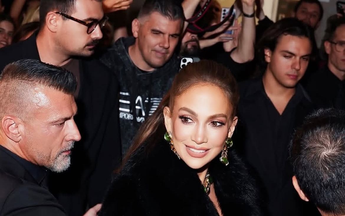 Jennifer Lopez, apariție de infarct într-o rochie transparentă, purtată pe sub haina de blană