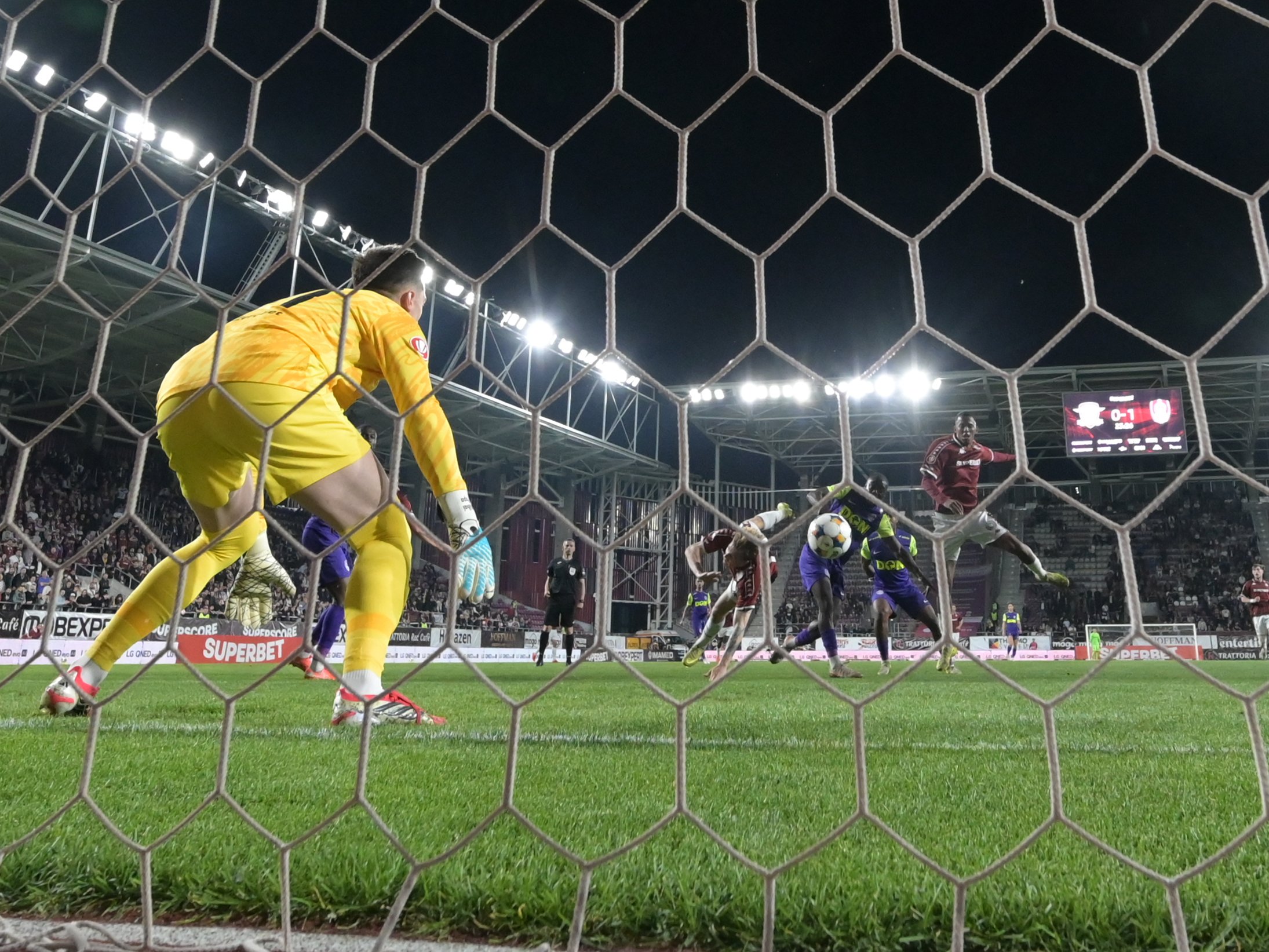 Vor să scape de fotbalistul român: ”L-au dat afară!”