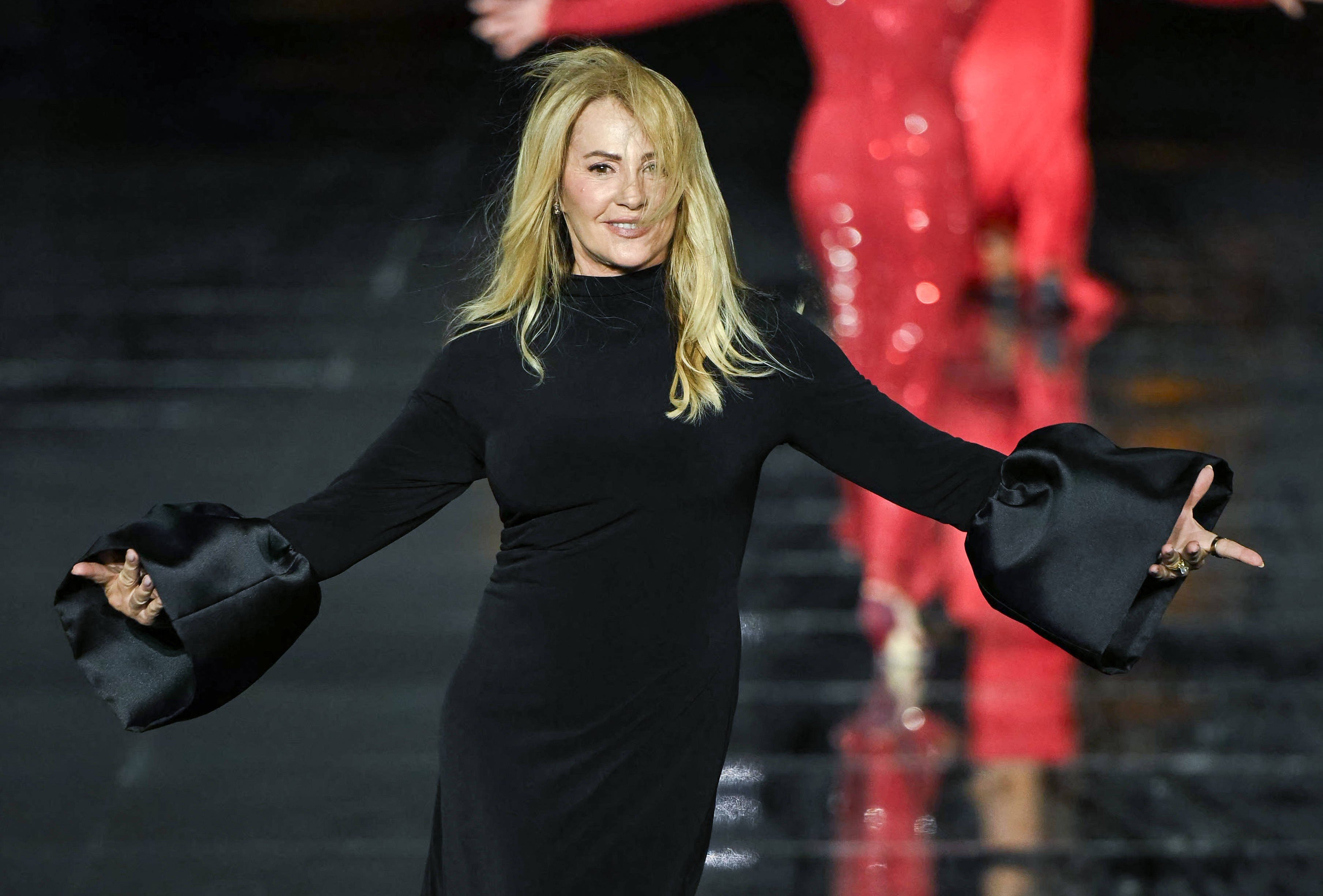 Nadia Comăneci a strălucit la săptămâna Modei de la Paris! Legendara gimnastă a purtat o ţinută românească