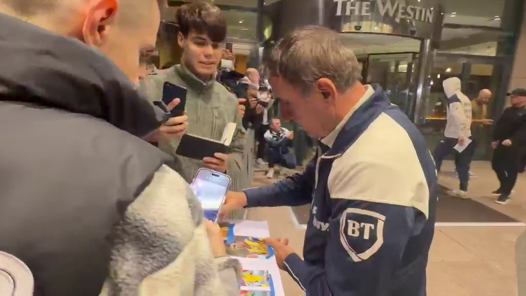 Gică Hagi s-a oprit la autografe și poze după ce s-a dat jos din autocar. Delegația României a ajuns la Varșovia!