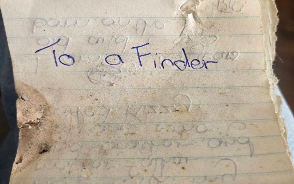 O fetiță de 10 ani a ascuns o scrisoare în 1982. A fost găsită după 44 de ani. Ce mesaj a lăsat „pentru cel care o găsește”