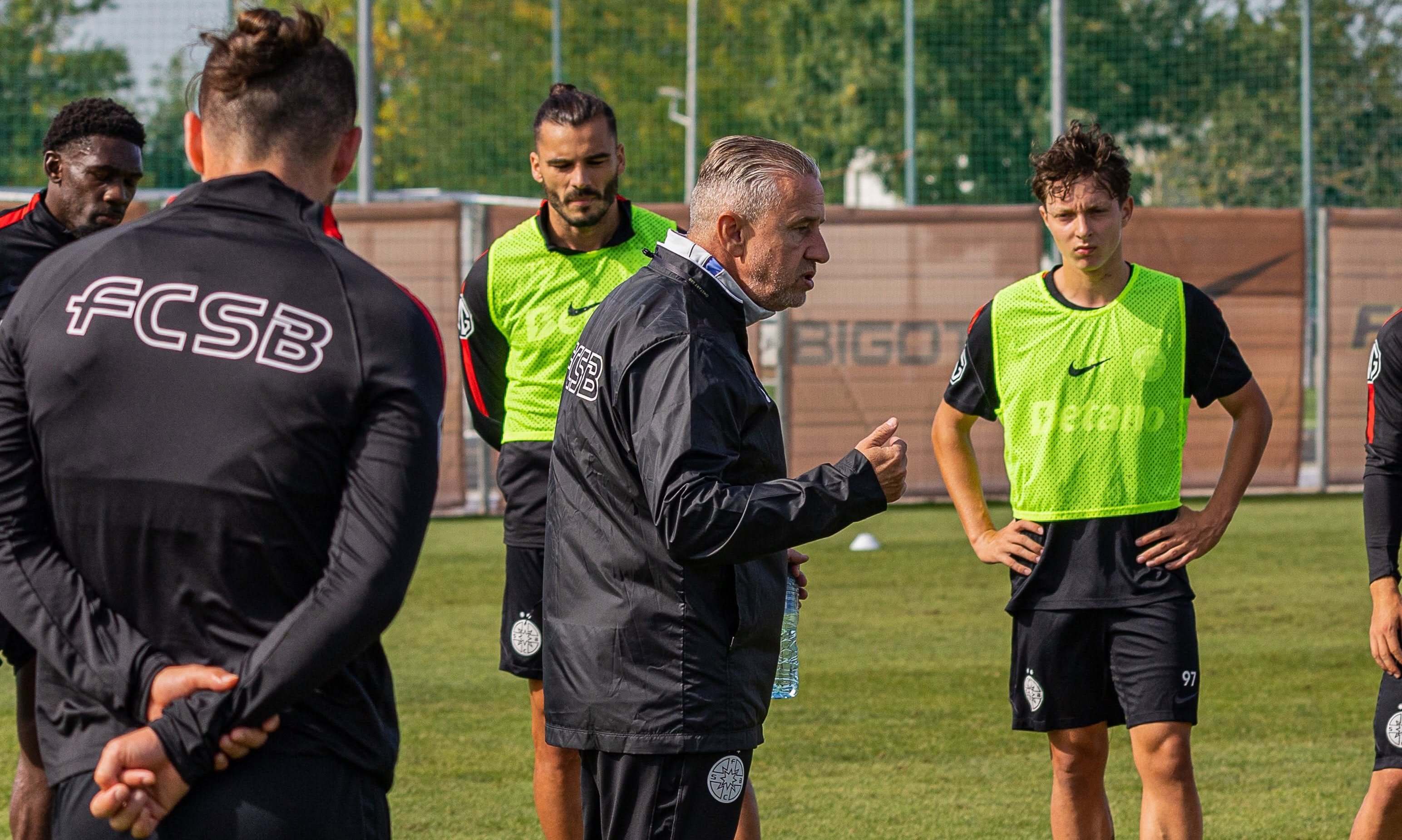 Cum au fost surprinși fotbaliștii de la FCSB cu o săptămână înaintea debutului lui Laurențiu Reghecampf