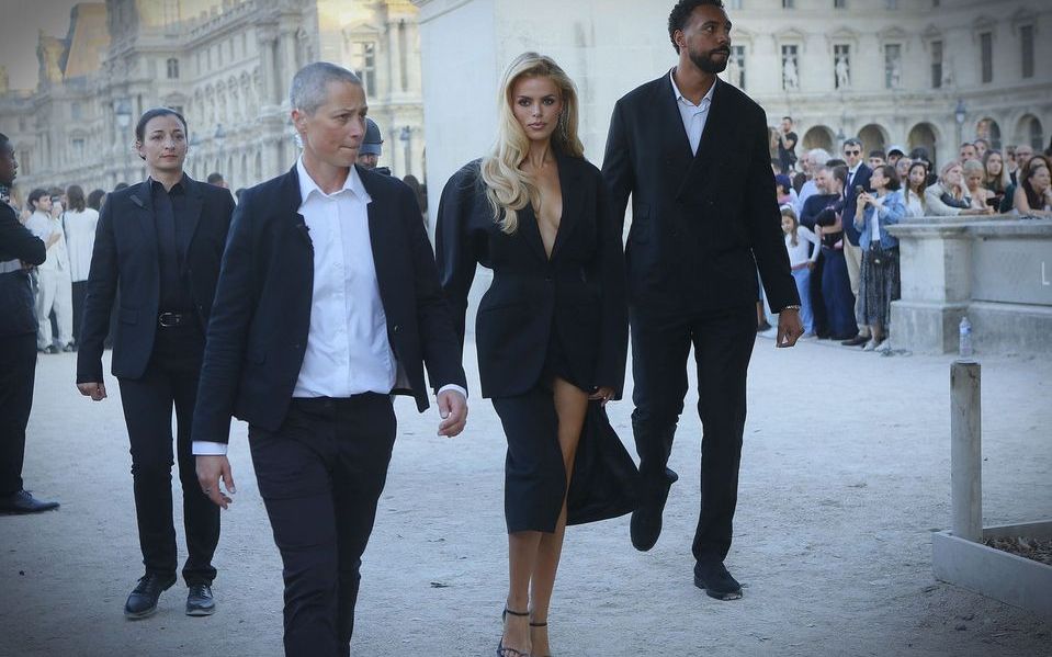 Noua frumusețe de la Hollywood care îi face pe fotografi să lase orice pentru ea! Ținuta în care s-a afișat la Paris a lăsat puțin loc imaginației