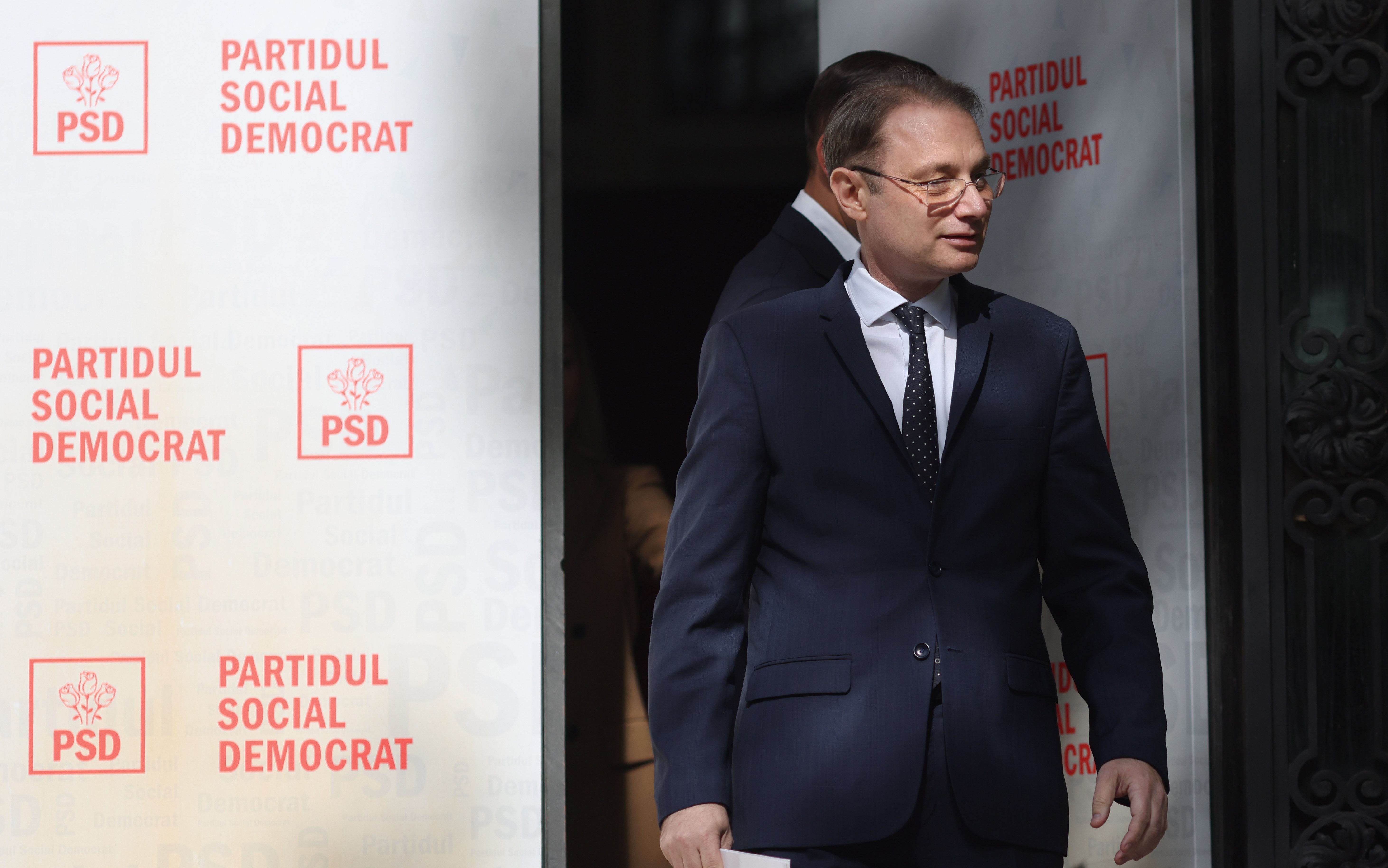 Cele două variante de guvern luate în calcul de Luca Niculescu. Cum ar putea ajunge să depindă de voturile SOS România