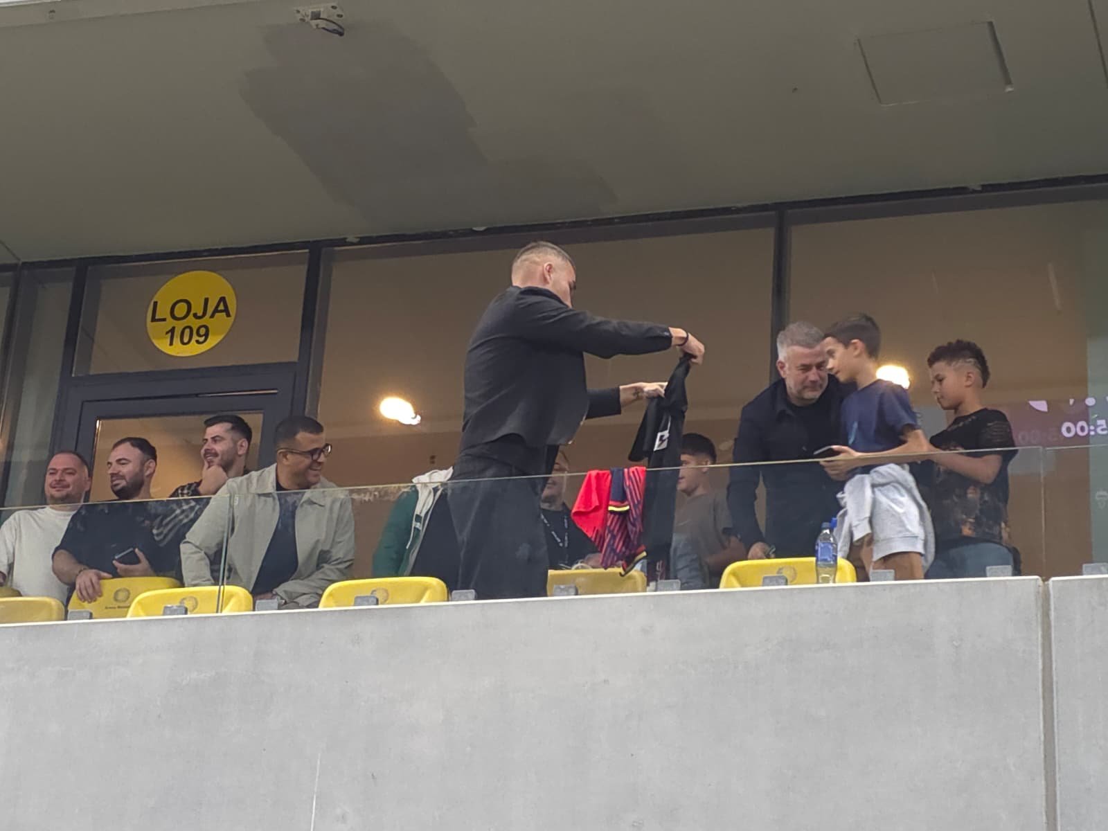 Imagini spectaculoase la FCSB - Oțelul! Fanii au aruncat cu eșarfe la lojă. Care a fost motivul