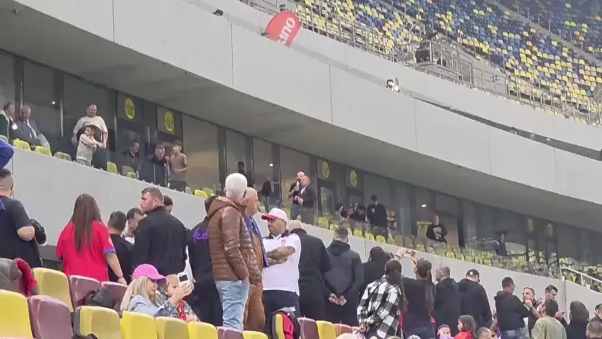 Fanii au aruncat cu eșarfe la lojă, la FCSB - Oțelul Galați