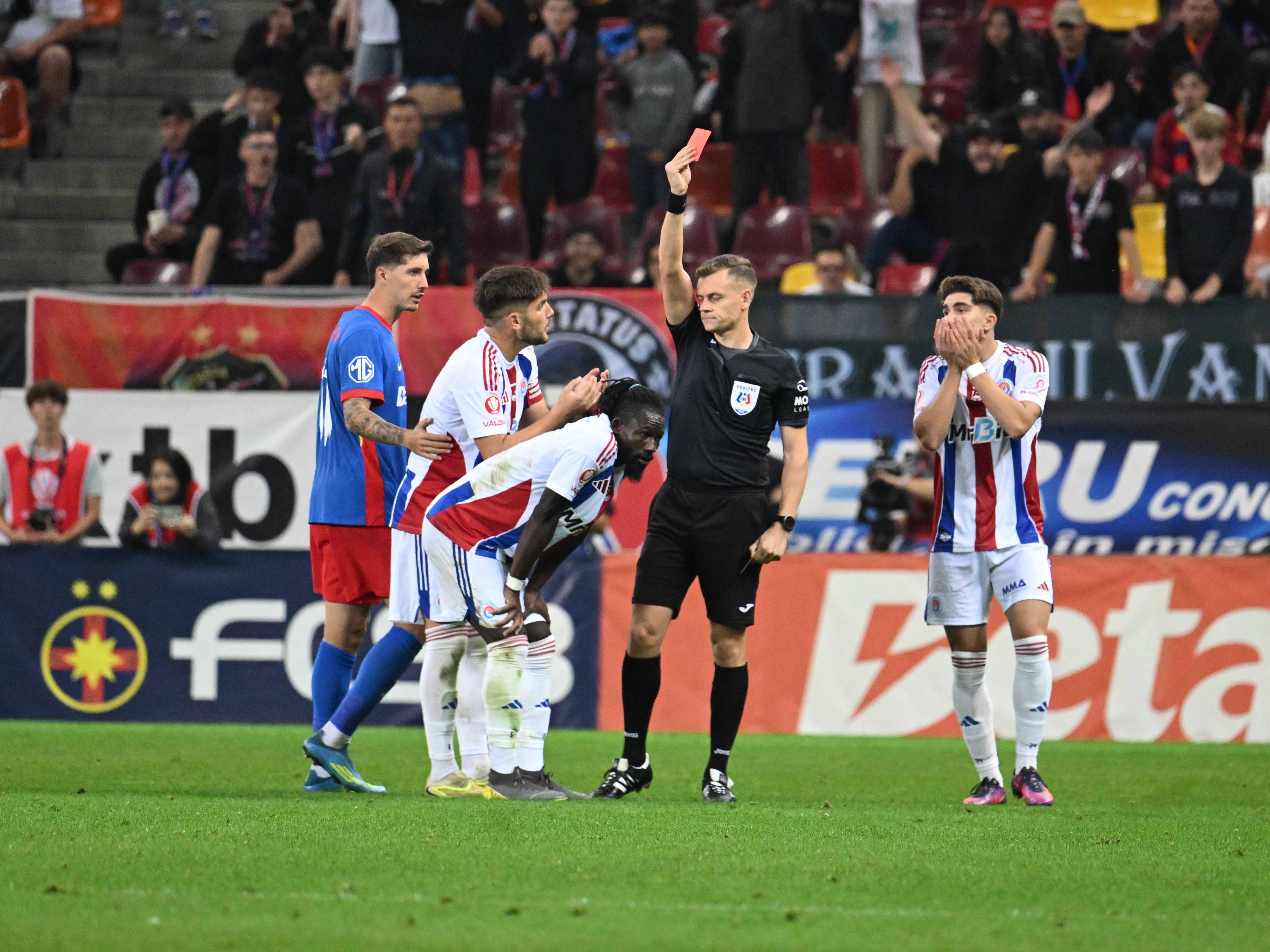 FCSB - Oțelul Galați 1-0, ACUM pe Sport.ro. Oaspeții au rămas în 10! Stoian deschide scorul