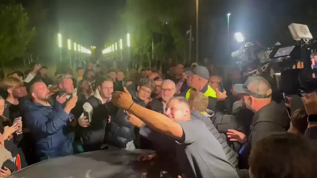 Gigi Becali s-a urcat pe pragul Rolls-Royce-ului și a făcut show alături de fani după victoria cu Oțelul: „Lăsați-ne să ne pregătim de Liga Campionilor!”