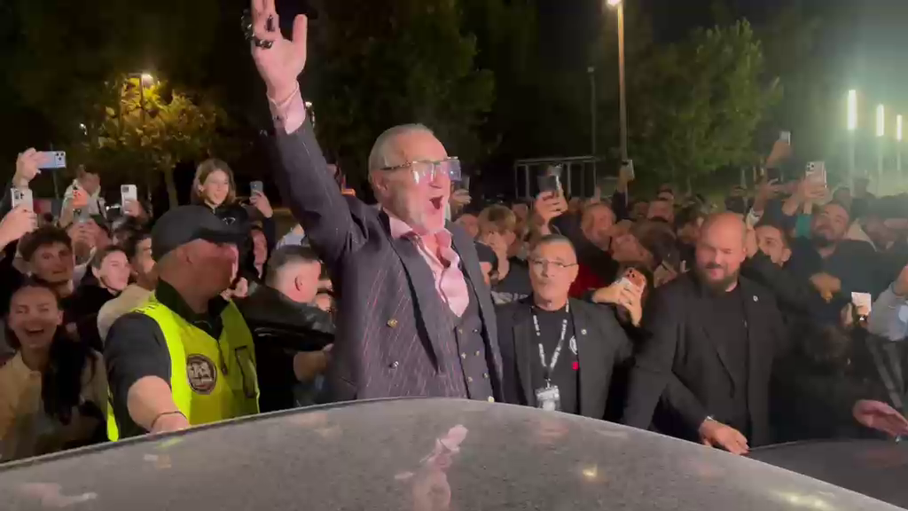 Nu s-a văzut la TV! Gigi Becali s-a urcat pe pragul Rolls-Royce-ului și a făcut show alături de fani după victoria cu Oțelul: „Lăsați-ne să ne pregătim de Liga Campionilor!”