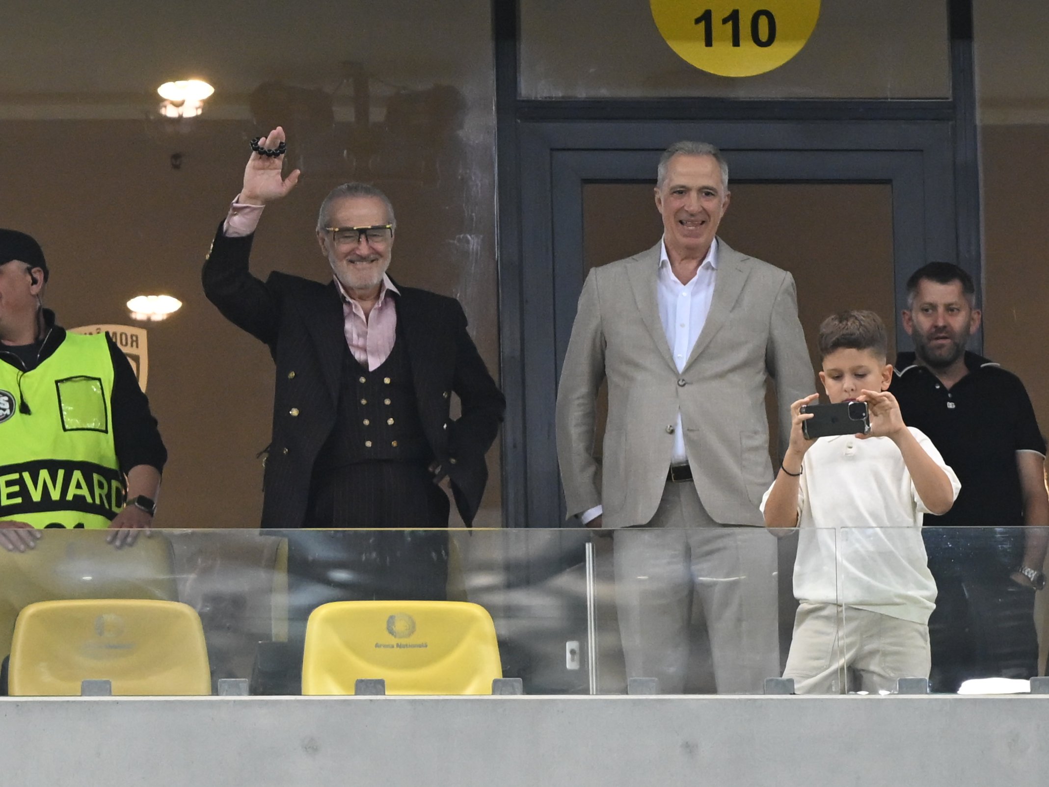 Gigi Becali a dezvăluit ce cadou de nuntă i-a făcut nepoatei sale