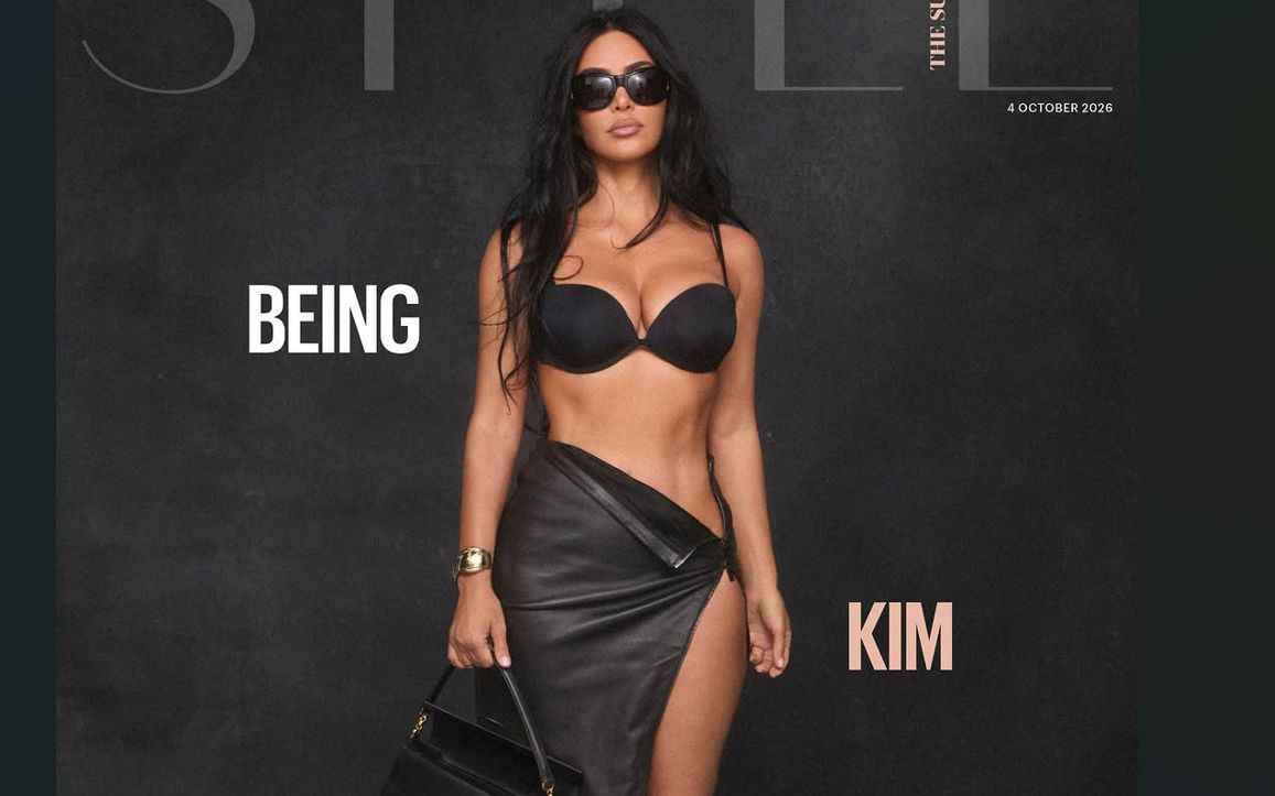 Show total pe pista de Formula 1! Kim Kardashian și-a eclipsat iubitul pilot cu o ținută incendiară: decolteu amețitor și fustă transparentă