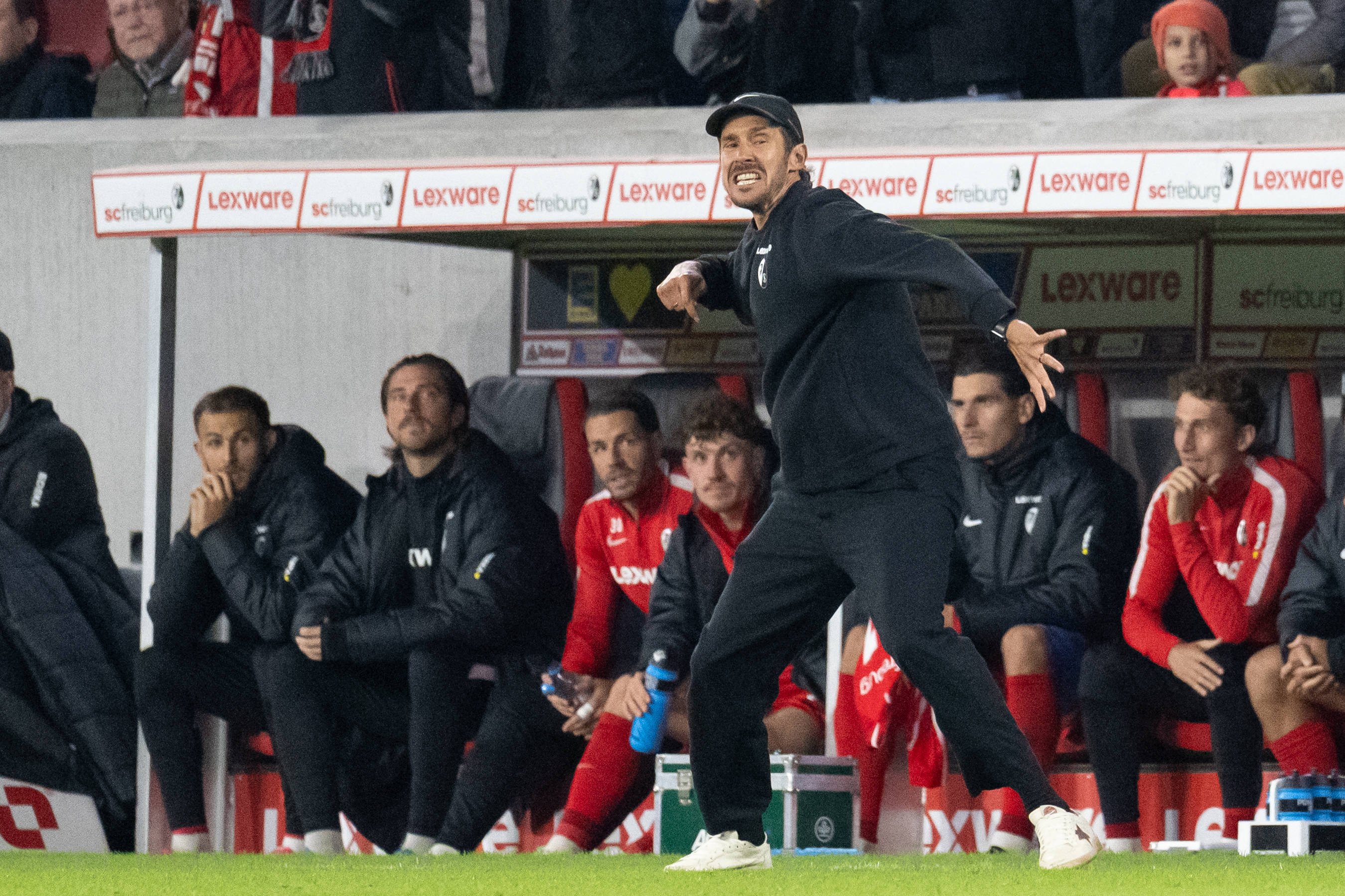 Cum ar fi? Freiburg, cu simbolul Julian Schuster pe bancă, noul lider în Bundesliga, peste Bayern Munchen și Borussia Dortmund