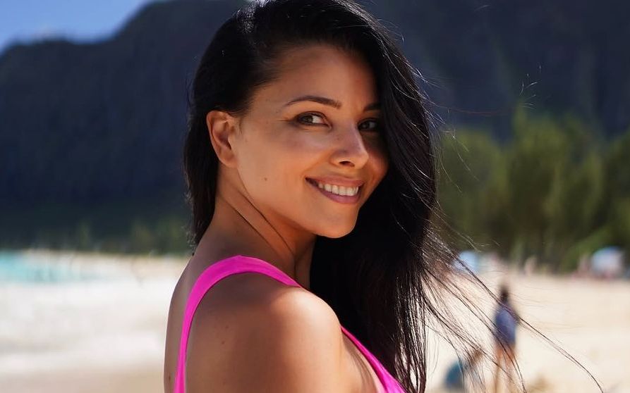 Corina Caragea, imagini spectaculoase din Hawaii. Prezentatoarea PRO TV, superbă într-un costum de baie roz