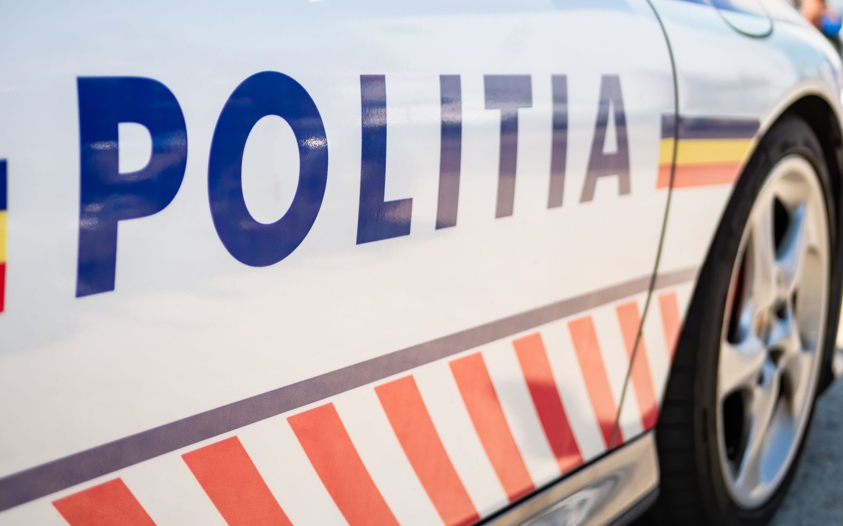 Un bărbat a sunat la 112 după ce și-a văzut soția cu o funie, într-un apel video. Poliția a găsit-o în ultima clipă