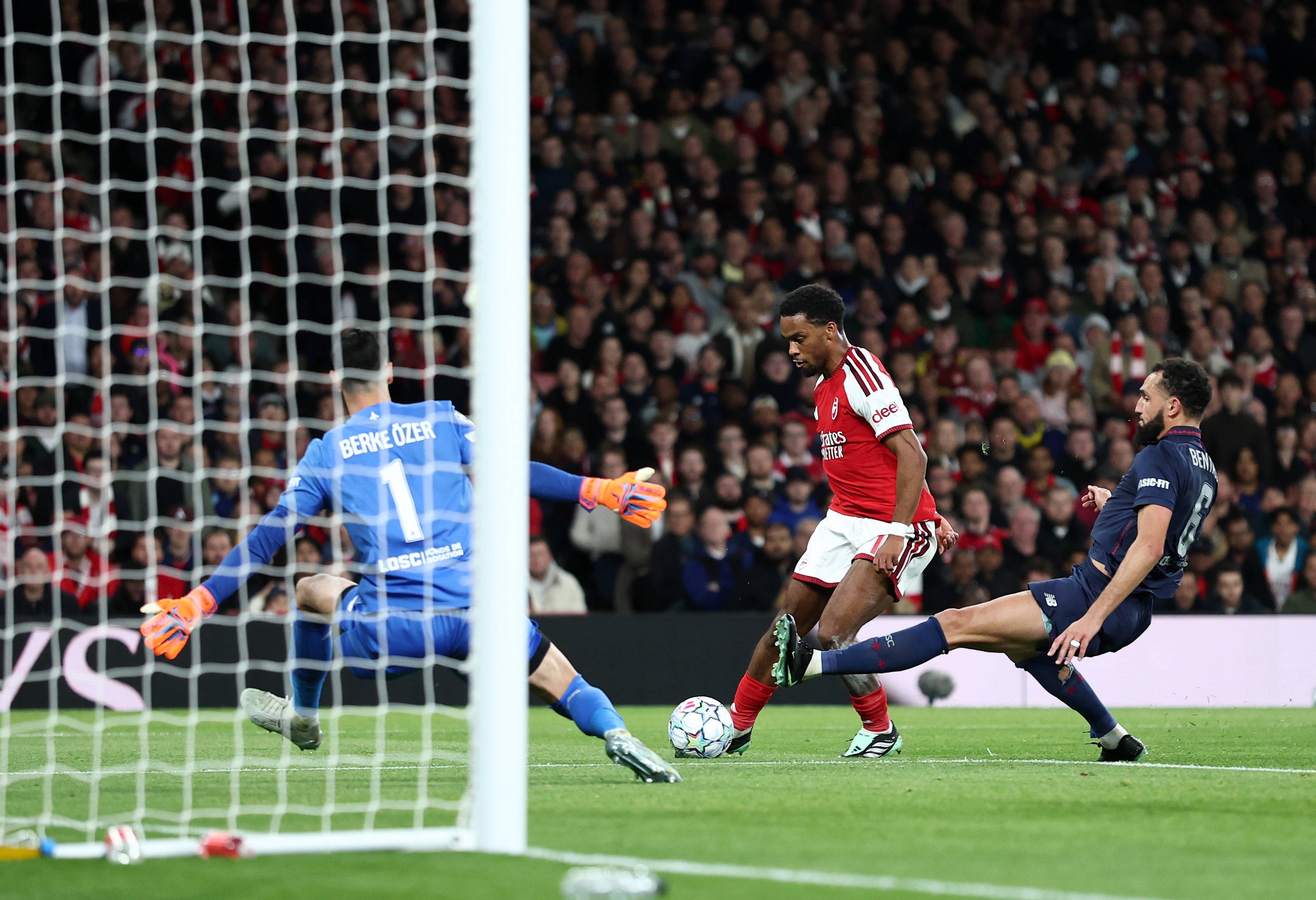 „Timberinho”. Fundașul olandez, gol de brazilian în Arsenal - Lille. Duelul dintre campionatele transmise de VOYO, decis în 7 minute