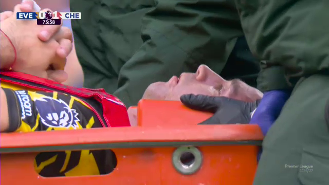 Momente de panică la Everton - Chelsea! Emiliano Martinez, scos pe targă