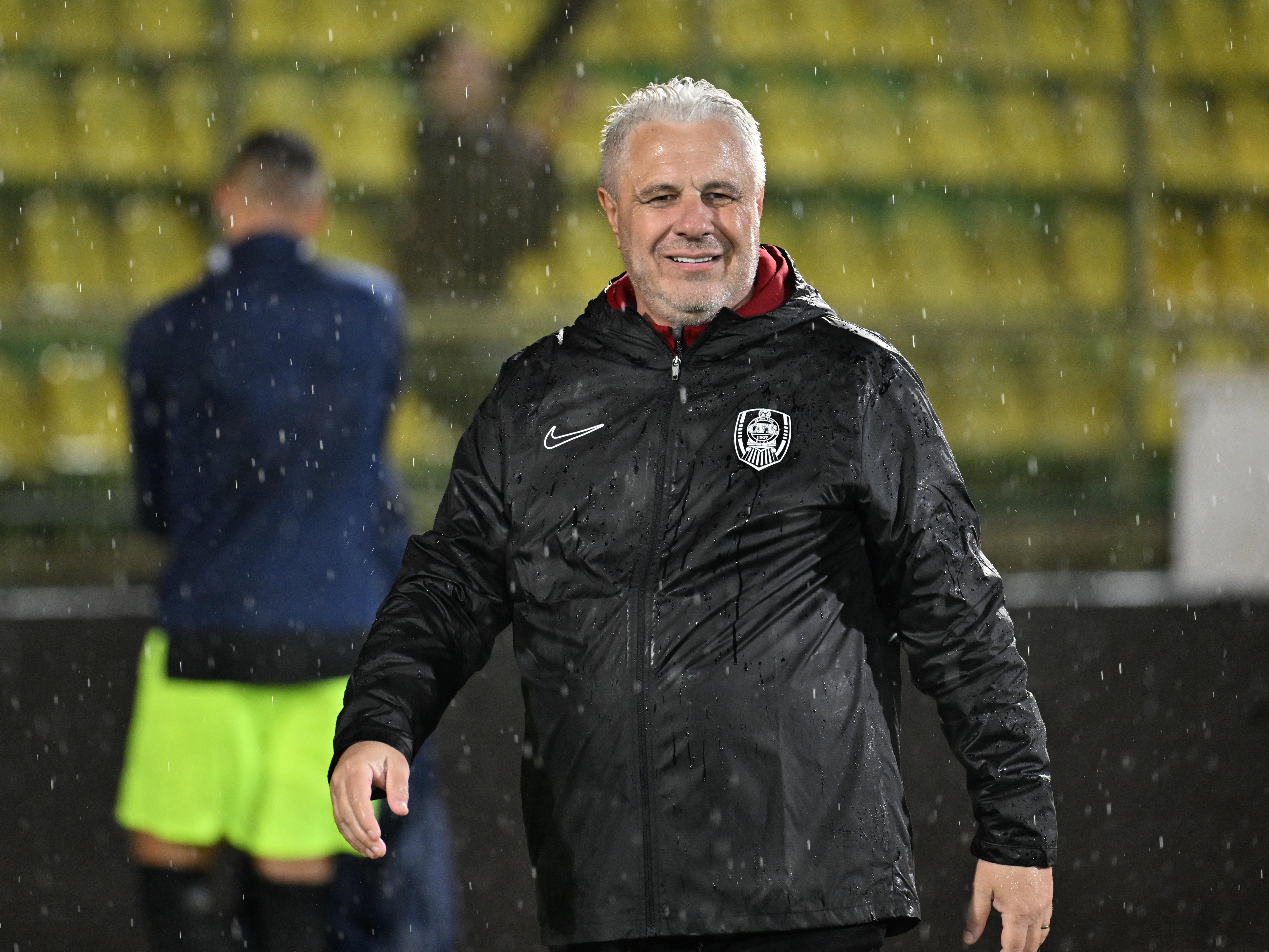Șumudică, între poarta FCSB-ului și vama bunului-simț