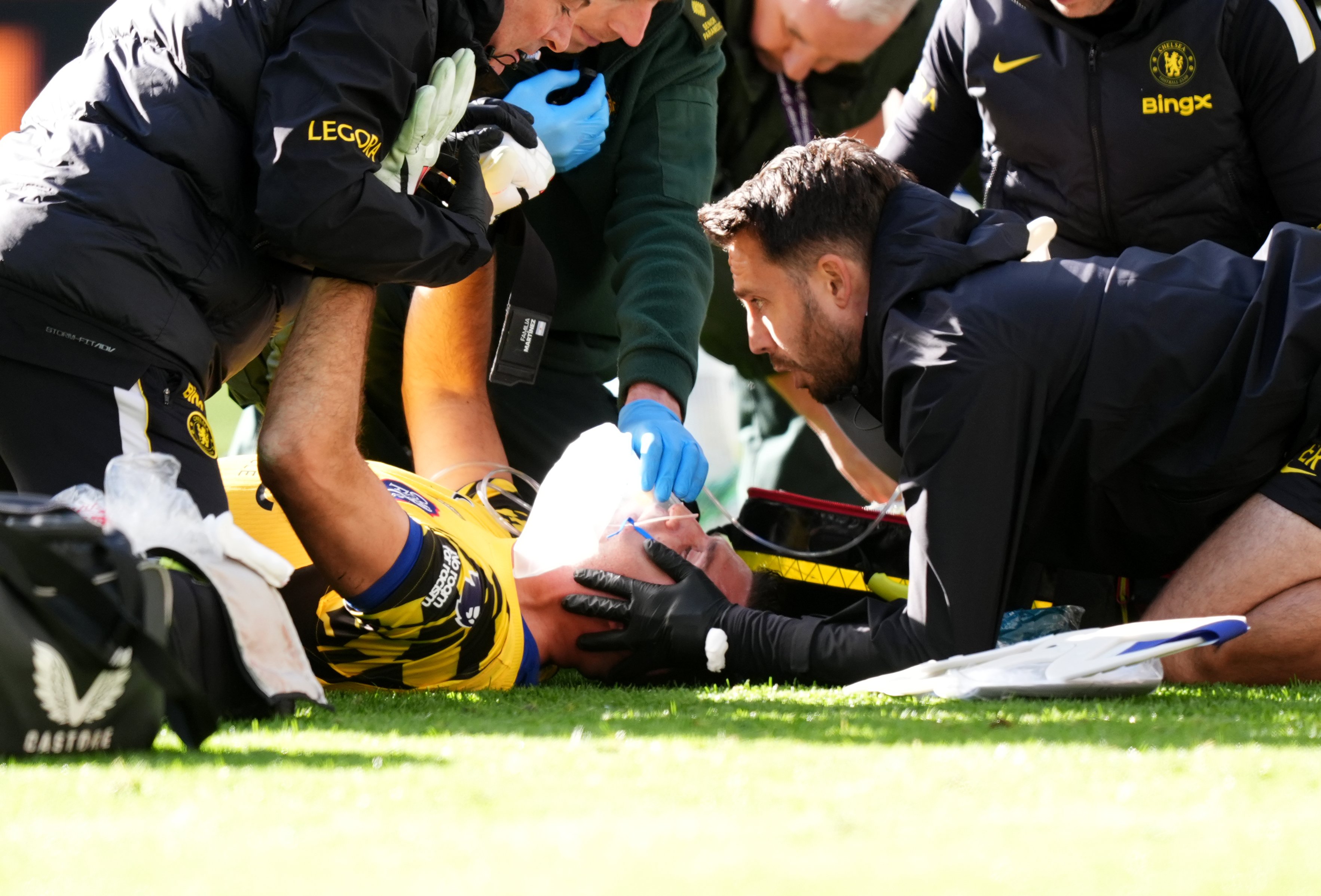 Emiliano Martinez, operat de urgență după accidentarea horror din Everton - Chelsea. Mesajul transmis de pe patul de spital
